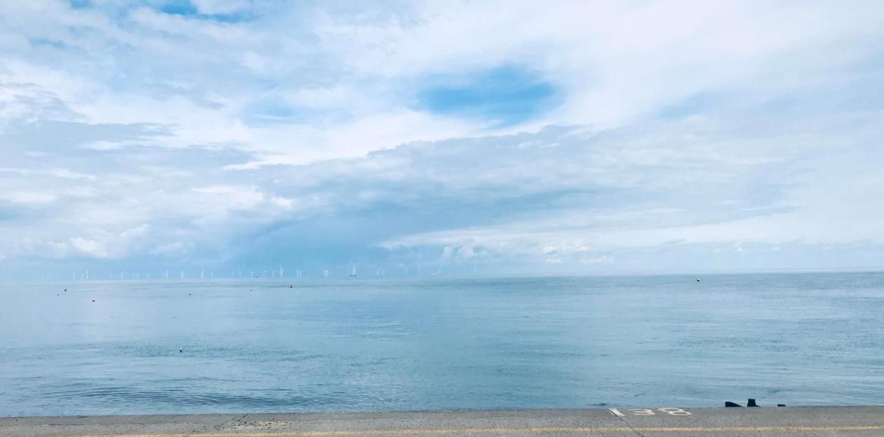Beautiful Beachfront Retreat With A Stunning Sea View For The Ultimate Escape Away From The Busy World Below Herne Bay Exterior foto
