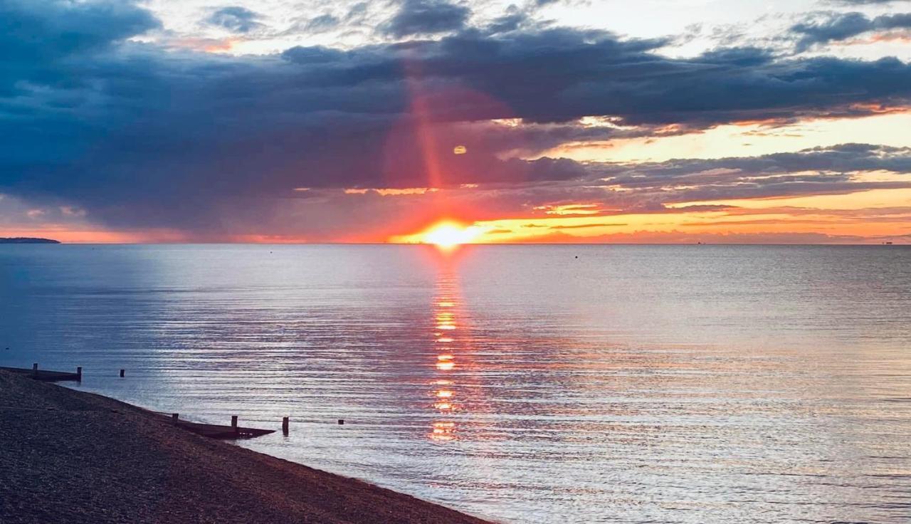 Beautiful Beachfront Retreat With A Stunning Sea View For The Ultimate Escape Away From The Busy World Below Herne Bay Exterior foto