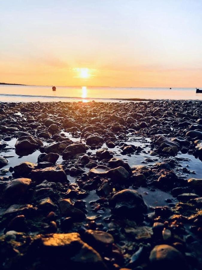 Beautiful Beachfront Retreat With A Stunning Sea View For The Ultimate Escape Away From The Busy World Below Herne Bay Exterior foto