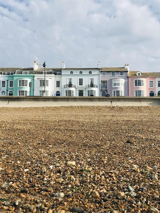 Beautiful Beachfront Retreat With A Stunning Sea View For The Ultimate Escape Away From The Busy World Below Herne Bay Exterior foto