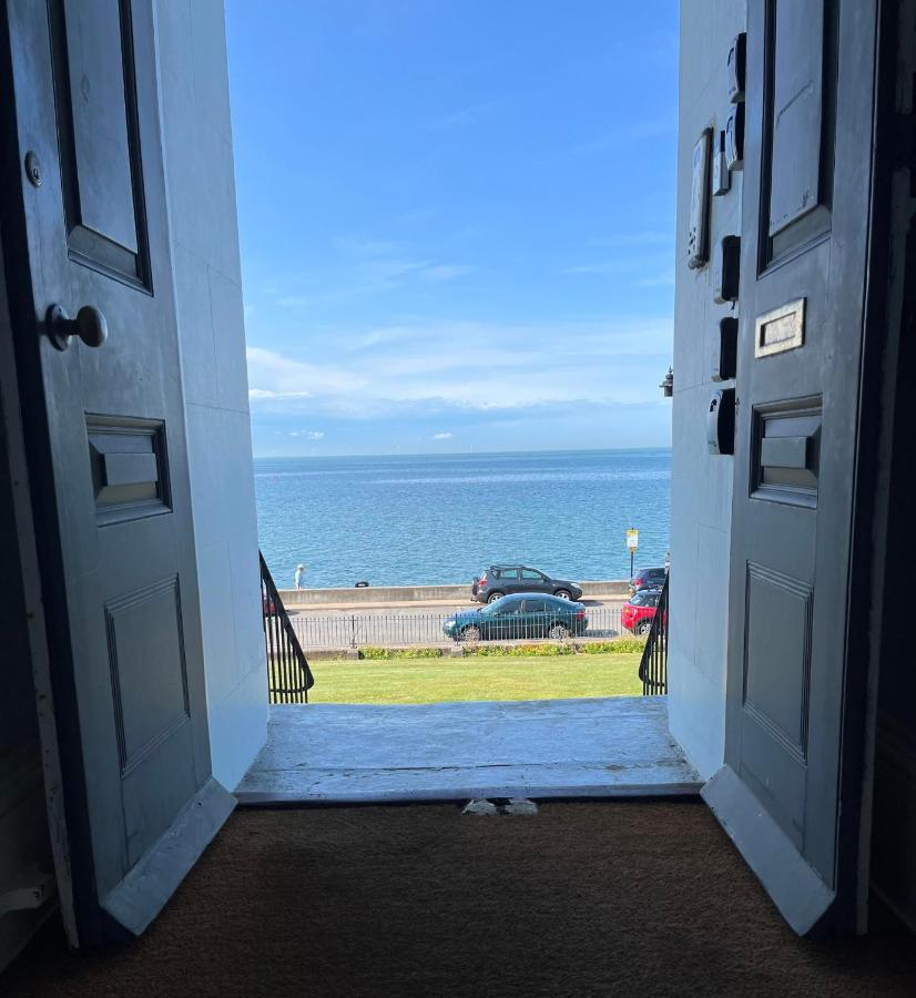 Beautiful Beachfront Retreat With A Stunning Sea View For The Ultimate Escape Away From The Busy World Below Herne Bay Exterior foto