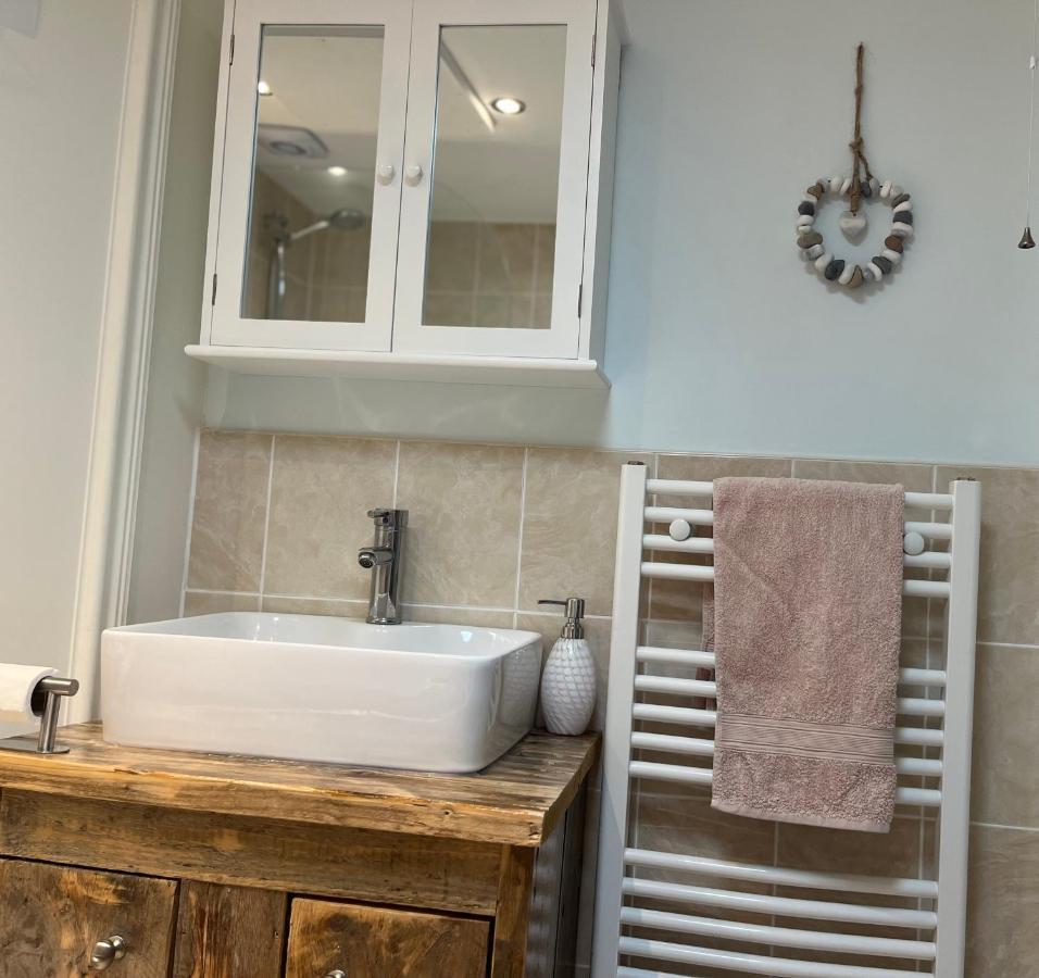 Beautiful Beachfront Retreat With A Stunning Sea View For The Ultimate Escape Away From The Busy World Below Herne Bay Exterior foto